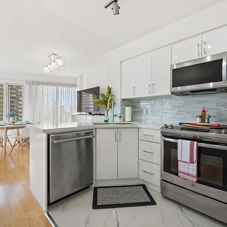 Modern 2-Bedroom Condo W Floor To Ceiling Windows Toronto Ngoại thất bức ảnh