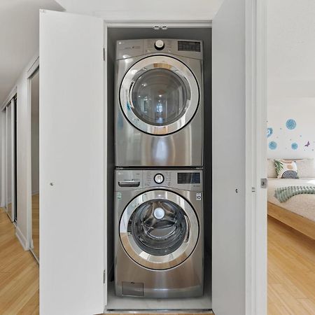 Modern 2-Bedroom Condo W Floor To Ceiling Windows Toronto Ngoại thất bức ảnh