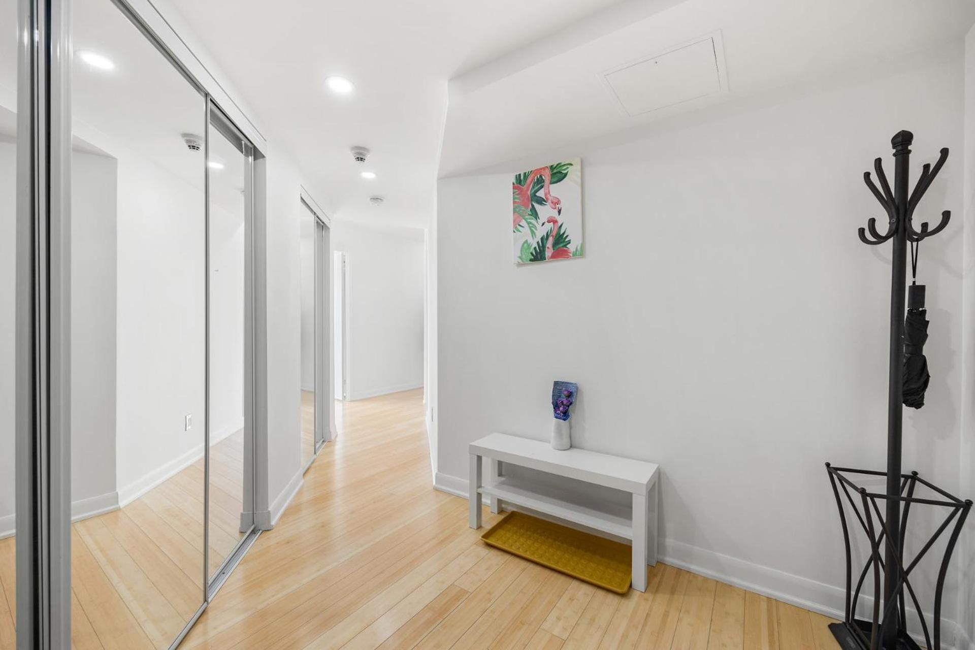 Modern 2-Bedroom Condo W Floor To Ceiling Windows Toronto Ngoại thất bức ảnh