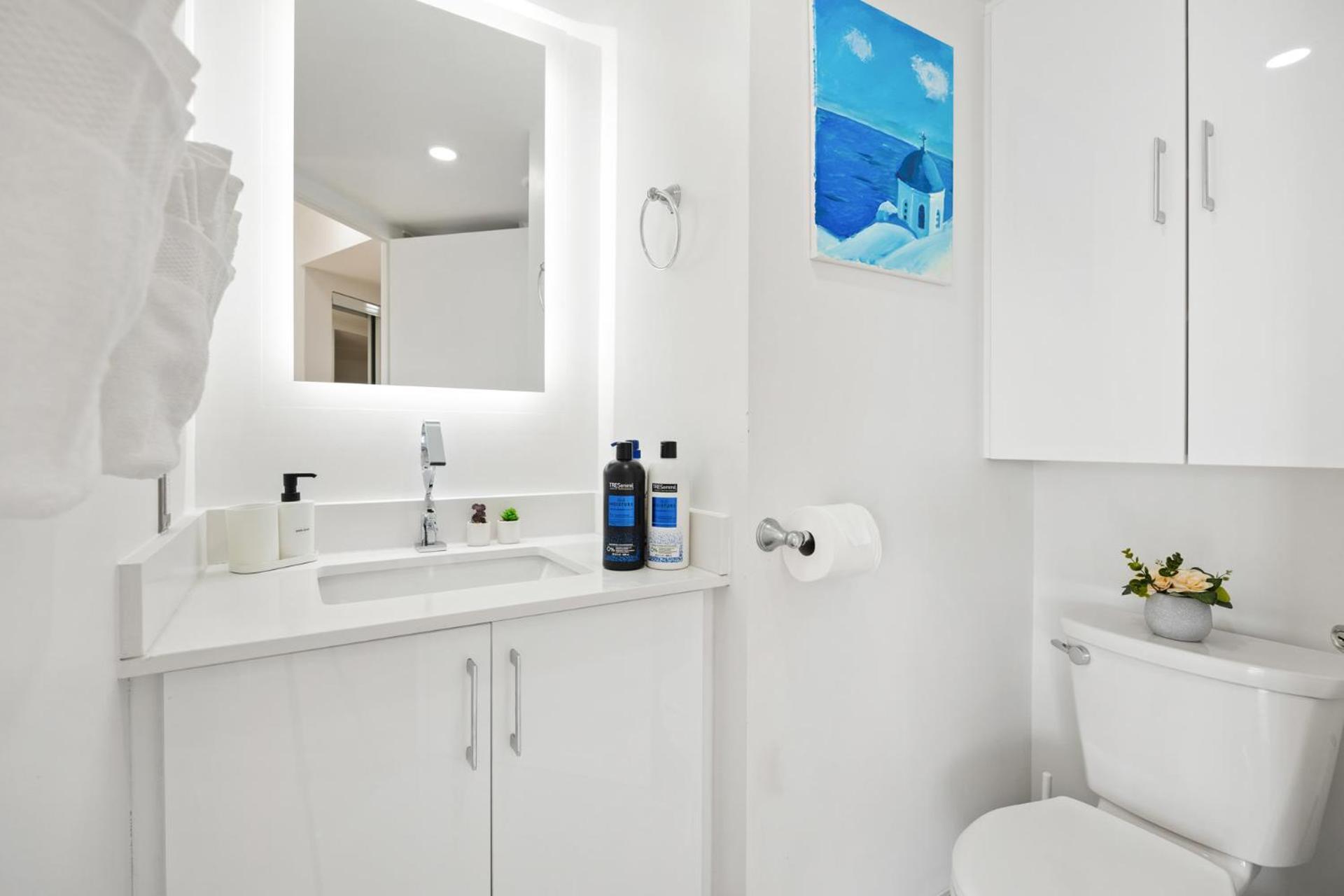 Modern 2-Bedroom Condo W Floor To Ceiling Windows Toronto Ngoại thất bức ảnh