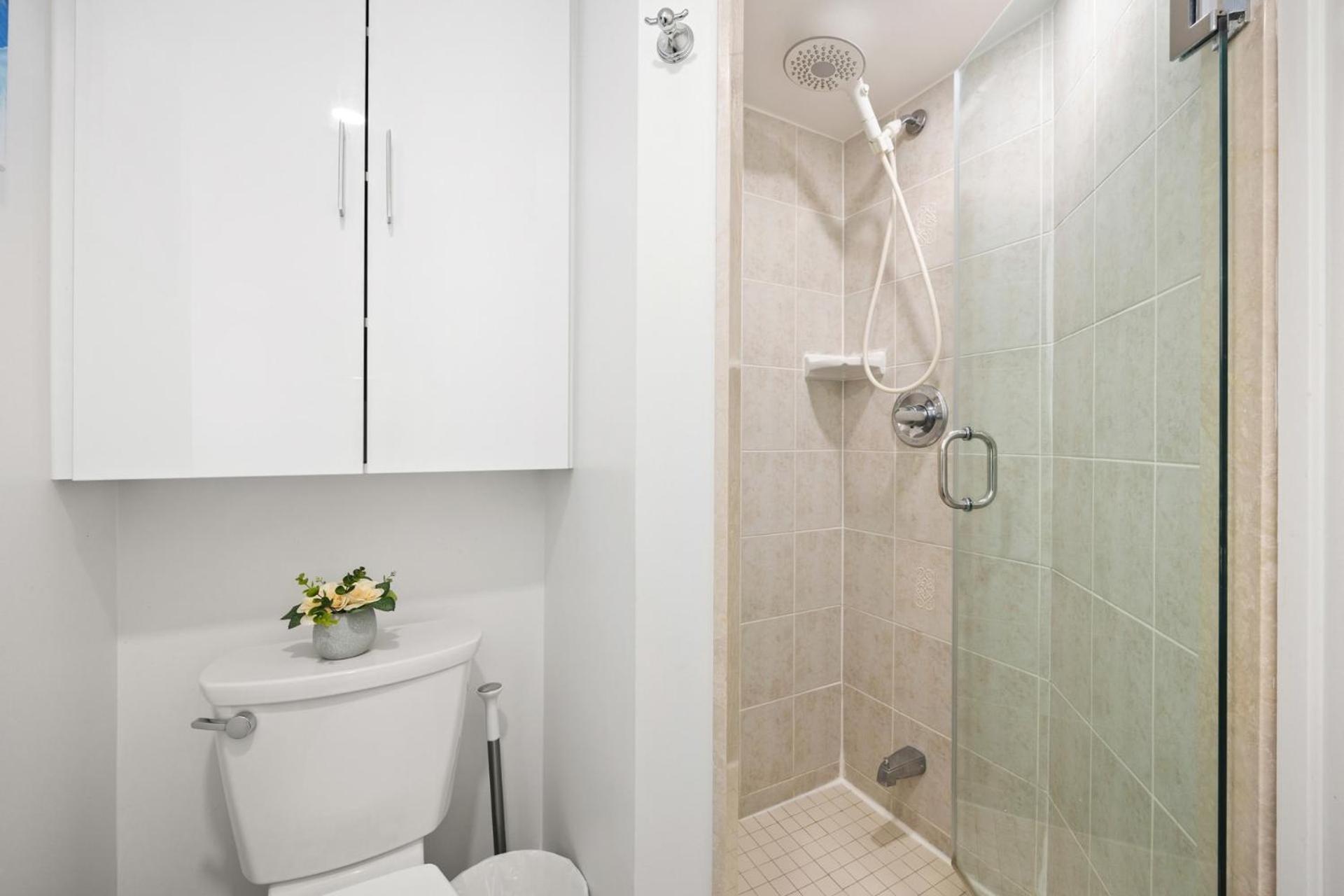 Modern 2-Bedroom Condo W Floor To Ceiling Windows Toronto Ngoại thất bức ảnh