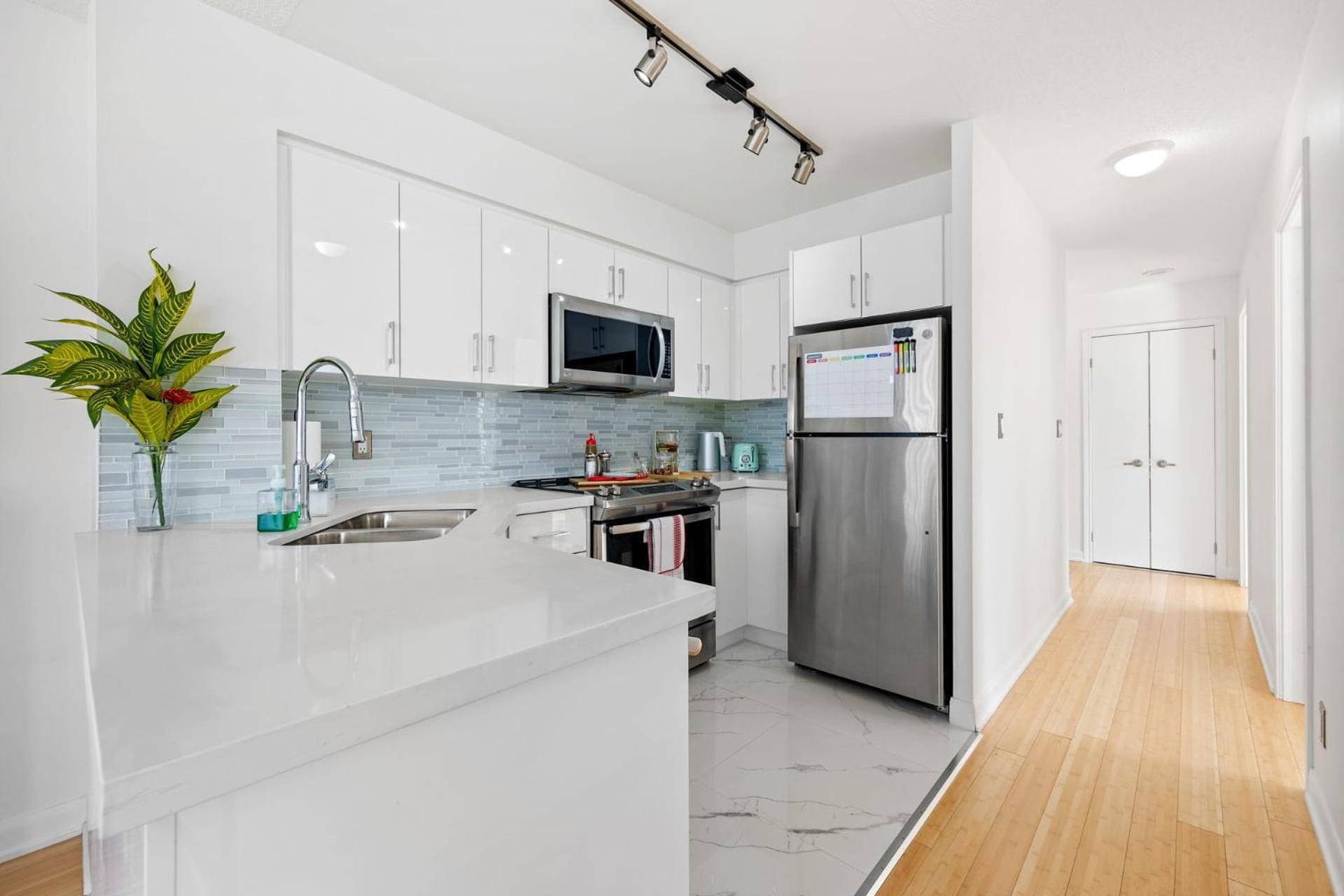 Modern 2-Bedroom Condo W Floor To Ceiling Windows Toronto Ngoại thất bức ảnh