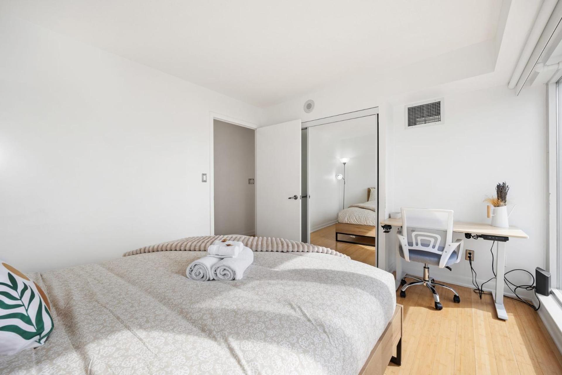 Modern 2-Bedroom Condo W Floor To Ceiling Windows Toronto Ngoại thất bức ảnh