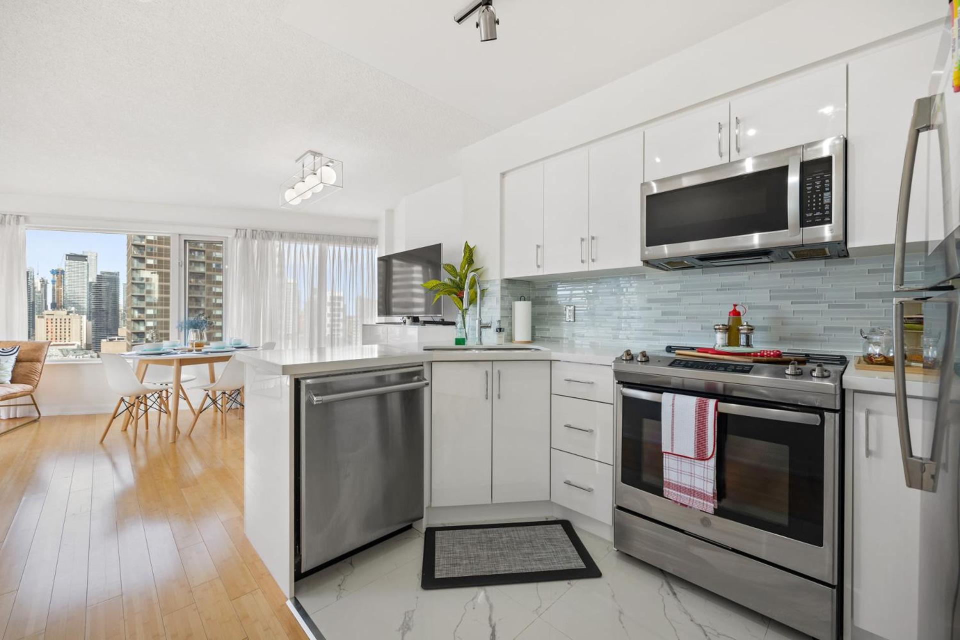 Modern 2-Bedroom Condo W Floor To Ceiling Windows Toronto Ngoại thất bức ảnh