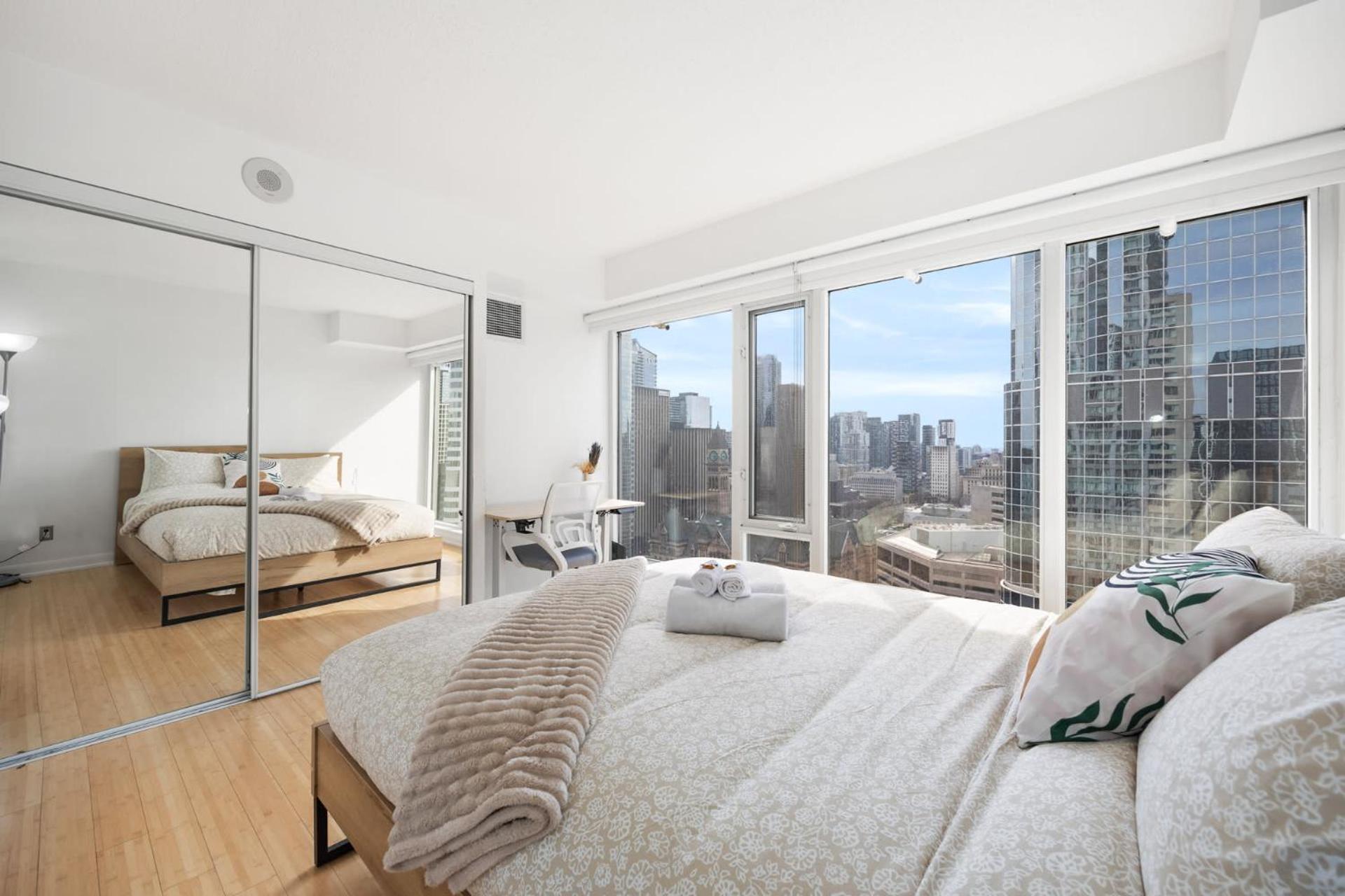 Modern 2-Bedroom Condo W Floor To Ceiling Windows Toronto Ngoại thất bức ảnh