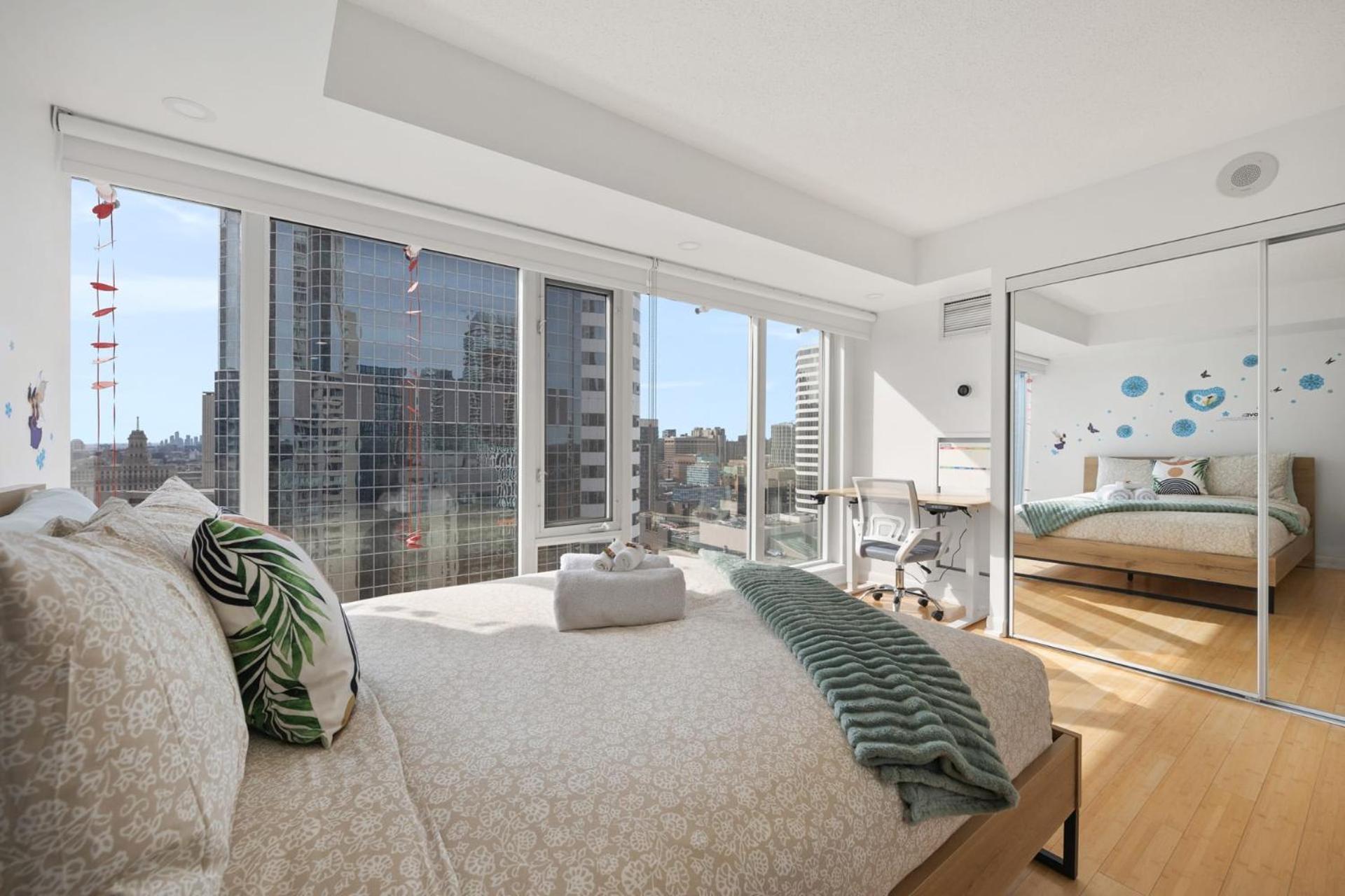 Modern 2-Bedroom Condo W Floor To Ceiling Windows Toronto Ngoại thất bức ảnh