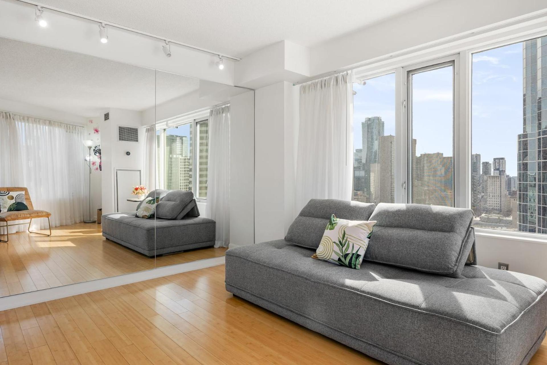 Modern 2-Bedroom Condo W Floor To Ceiling Windows Toronto Ngoại thất bức ảnh