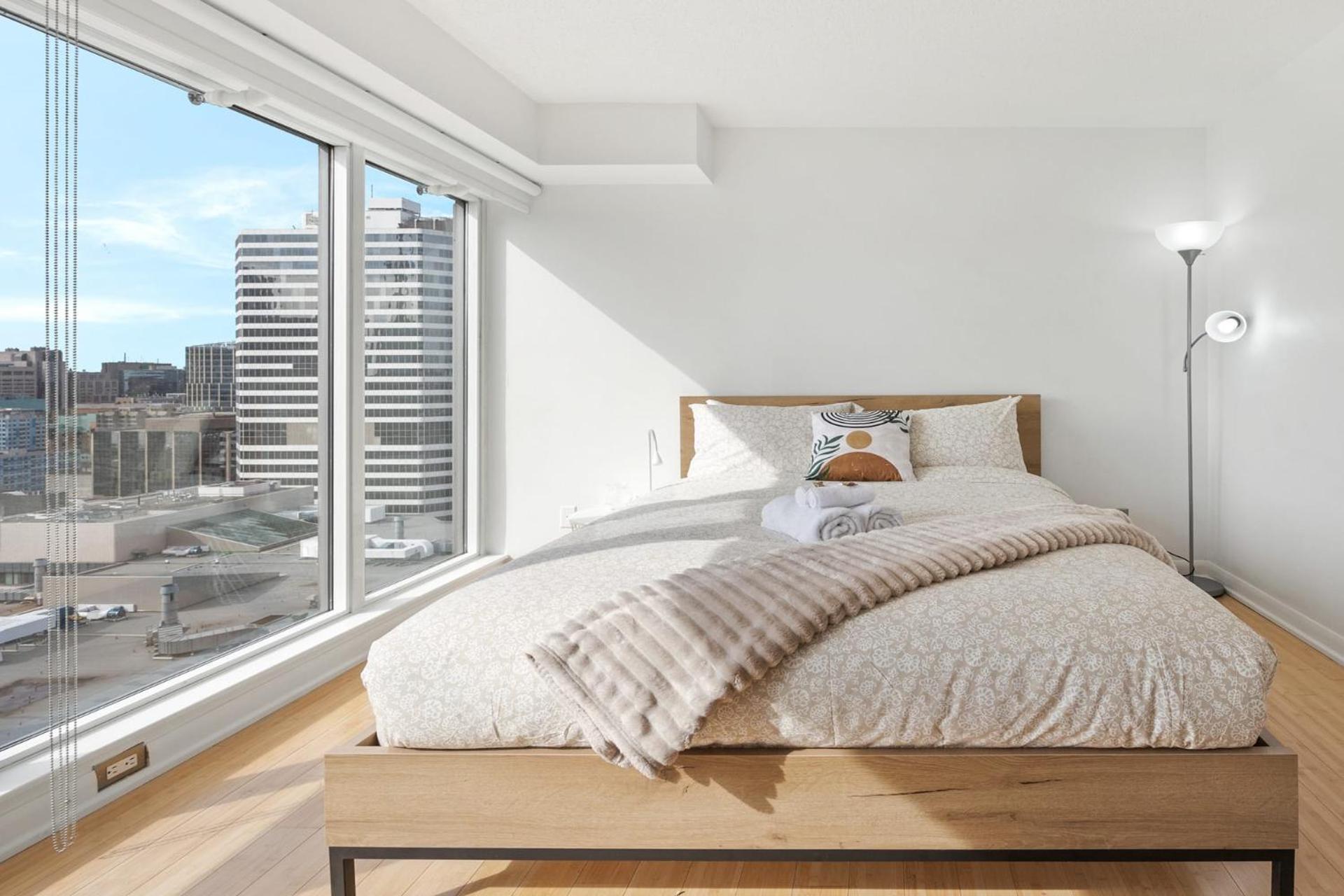 Modern 2-Bedroom Condo W Floor To Ceiling Windows Toronto Ngoại thất bức ảnh