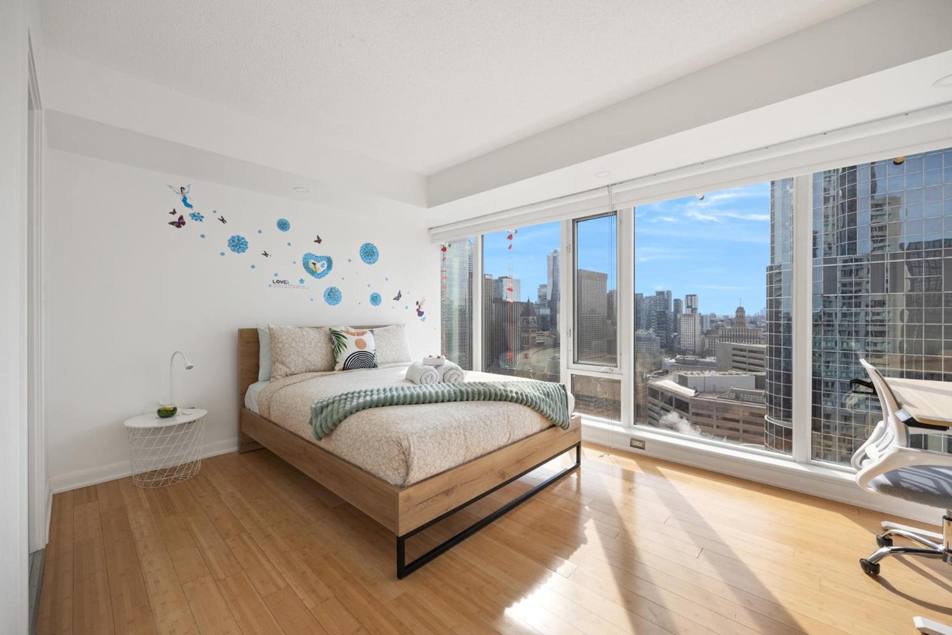 Modern 2-Bedroom Condo W Floor To Ceiling Windows Toronto Ngoại thất bức ảnh