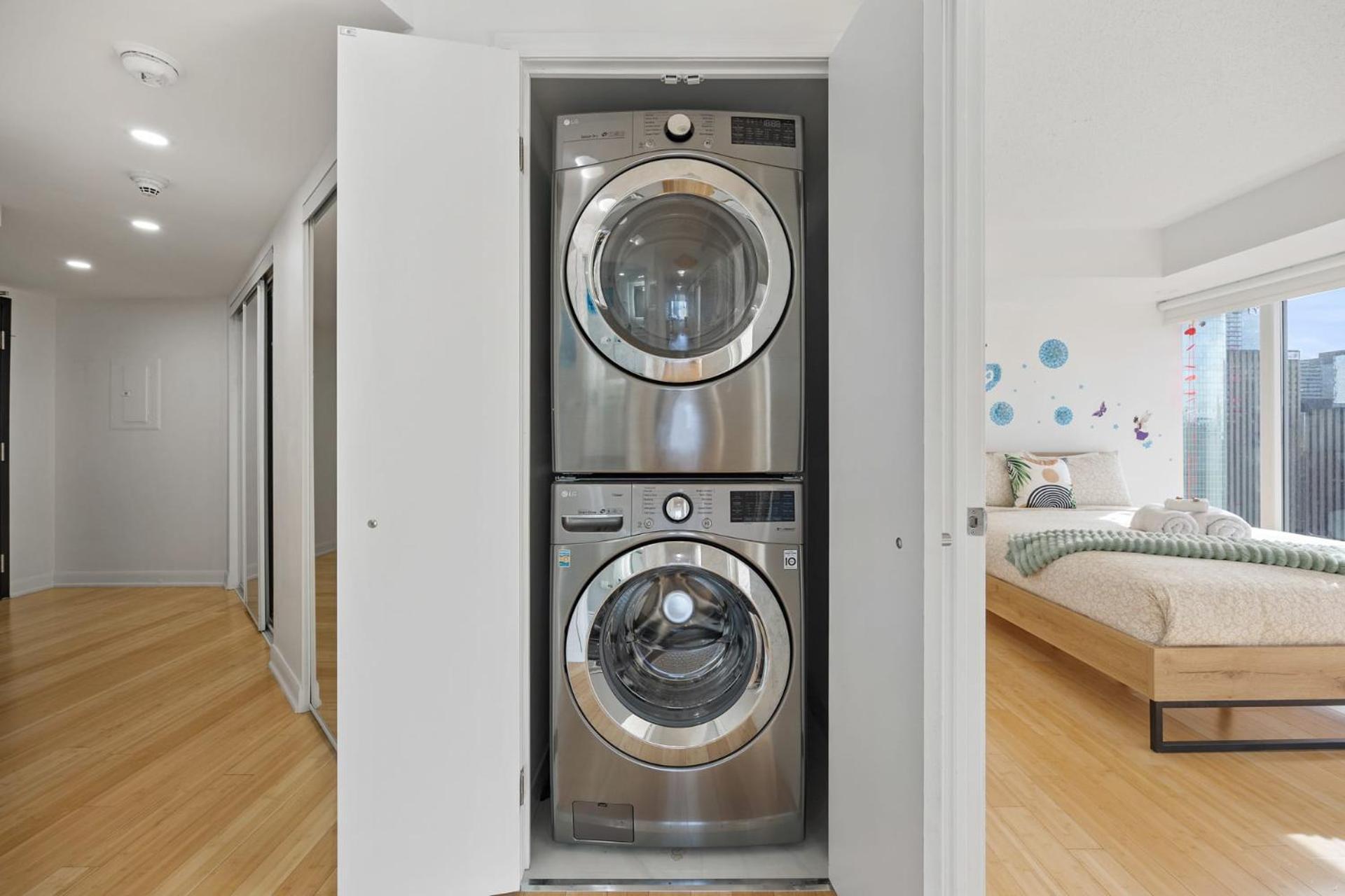 Modern 2-Bedroom Condo W Floor To Ceiling Windows Toronto Ngoại thất bức ảnh