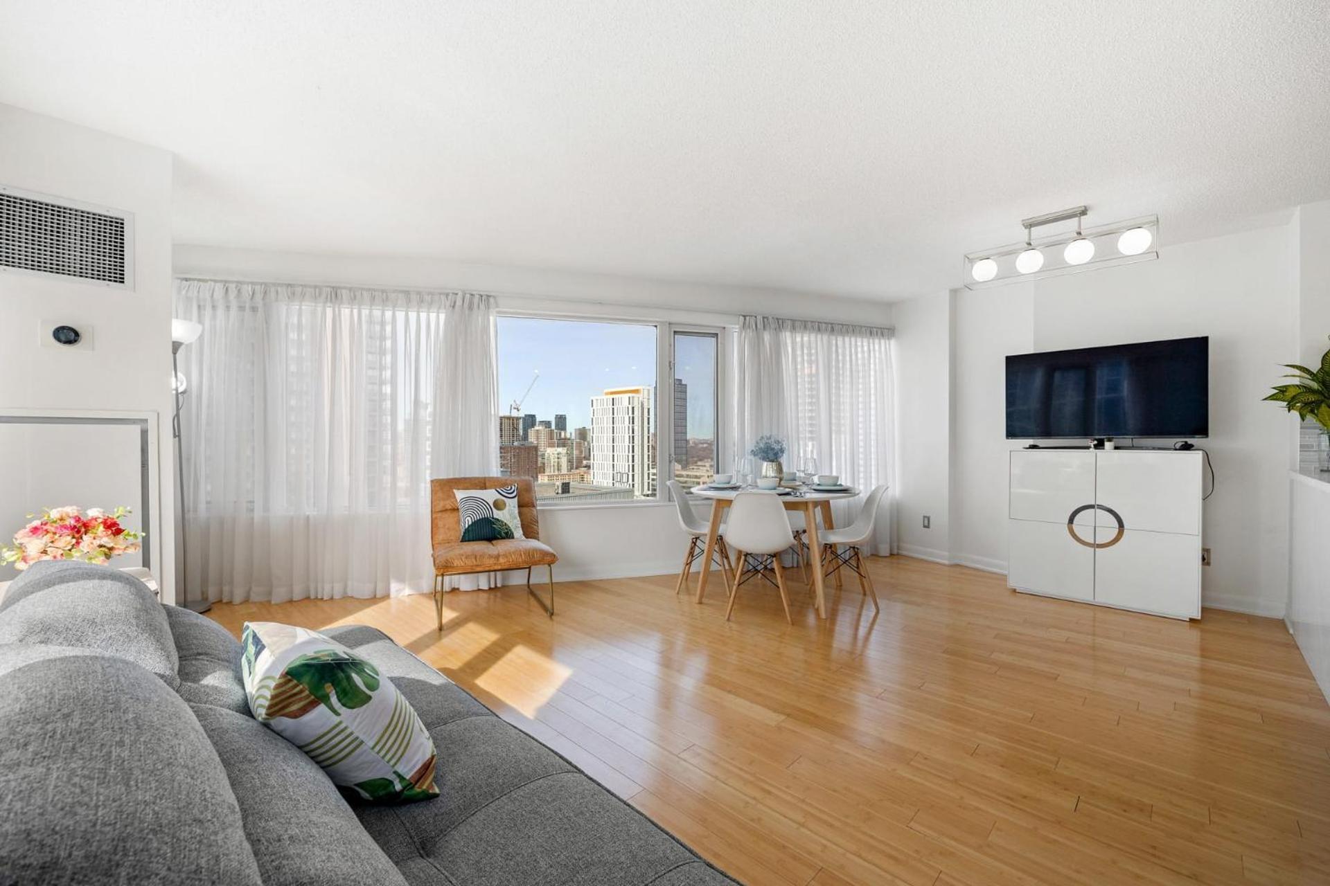 Modern 2-Bedroom Condo W Floor To Ceiling Windows Toronto Ngoại thất bức ảnh