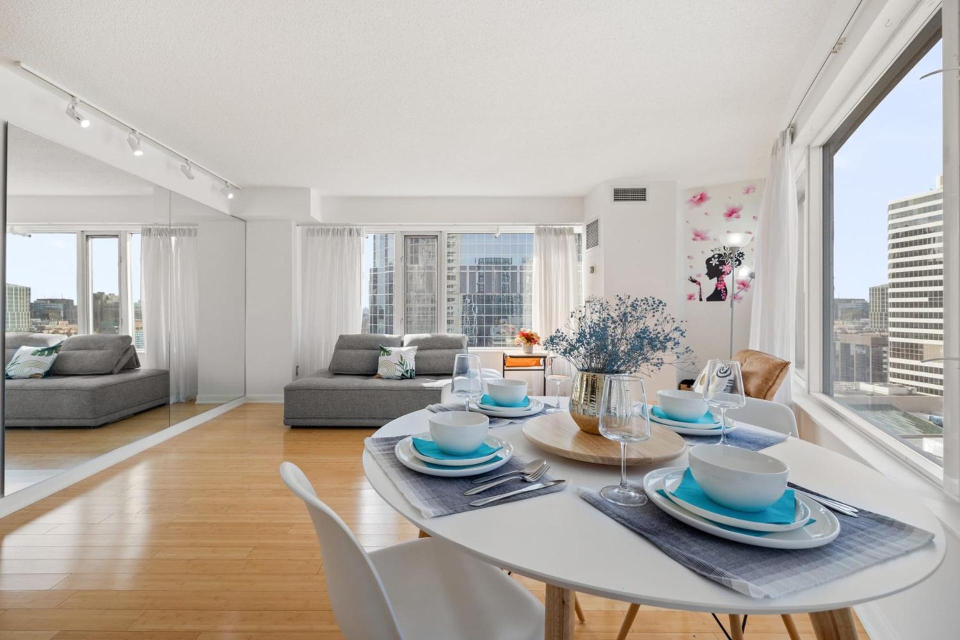 Modern 2-Bedroom Condo W Floor To Ceiling Windows Toronto Ngoại thất bức ảnh