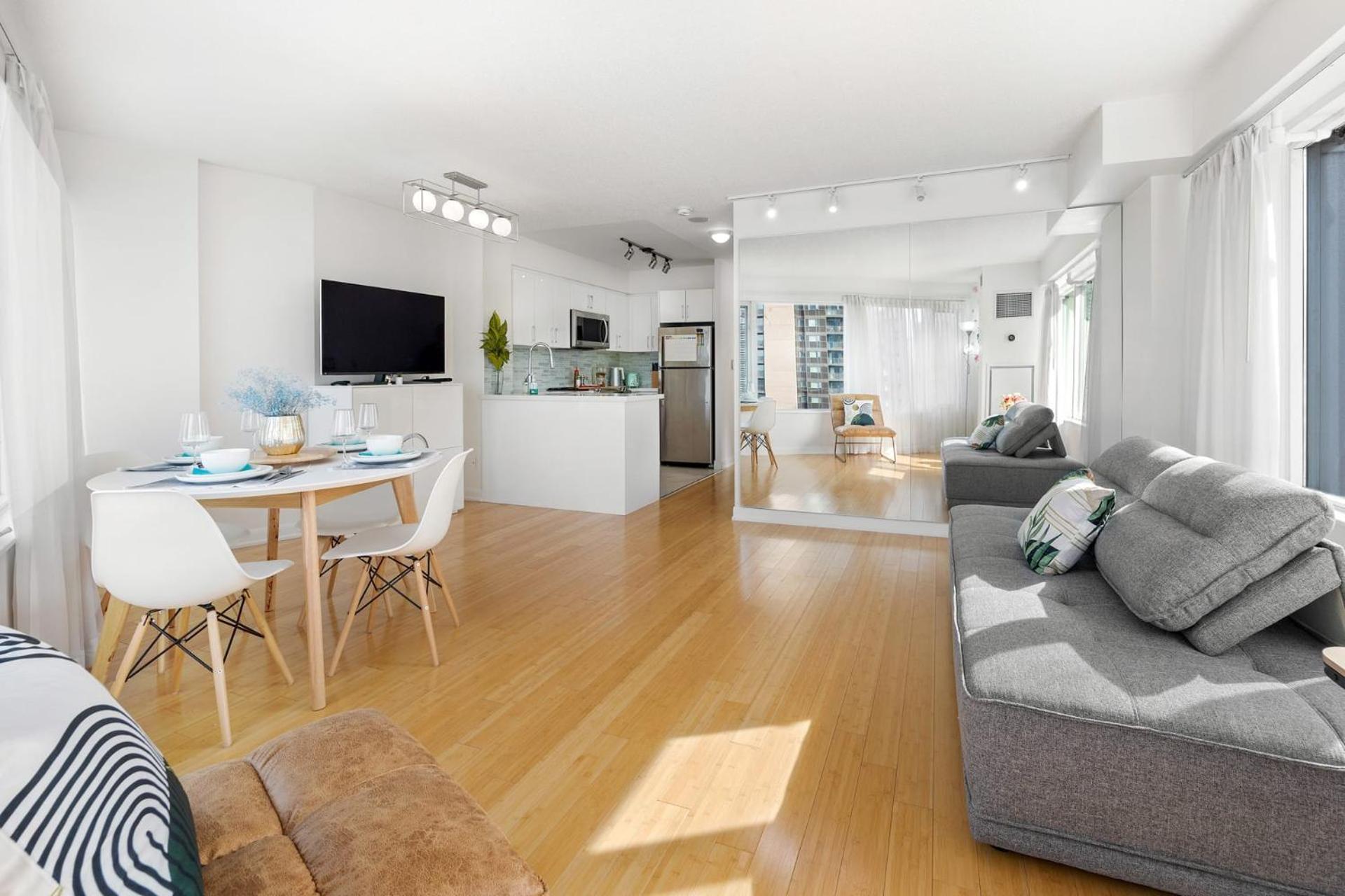 Modern 2-Bedroom Condo W Floor To Ceiling Windows Toronto Ngoại thất bức ảnh