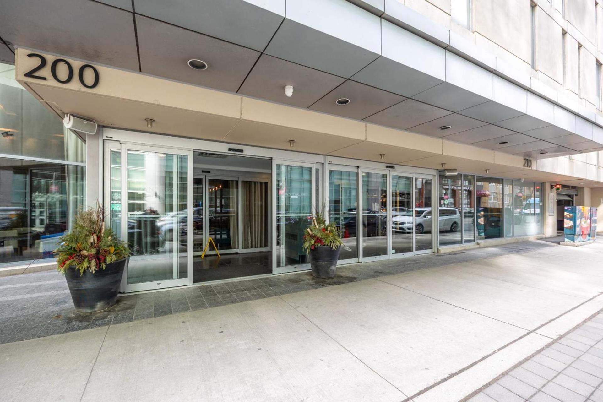 Modern 2-Bedroom Condo W Floor To Ceiling Windows Toronto Ngoại thất bức ảnh
