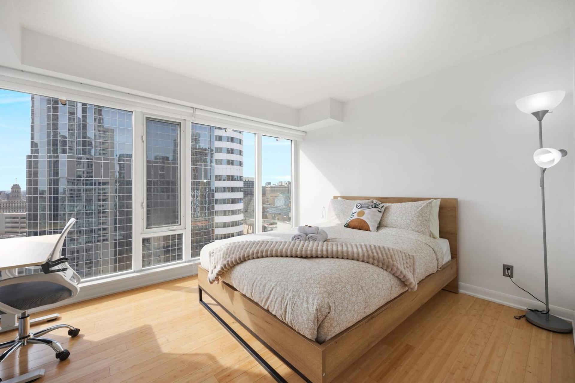 Modern 2-Bedroom Condo W Floor To Ceiling Windows Toronto Ngoại thất bức ảnh