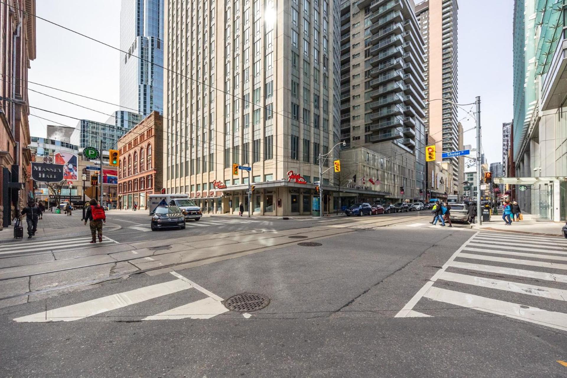 Modern 2-Bedroom Condo W Floor To Ceiling Windows Toronto Ngoại thất bức ảnh