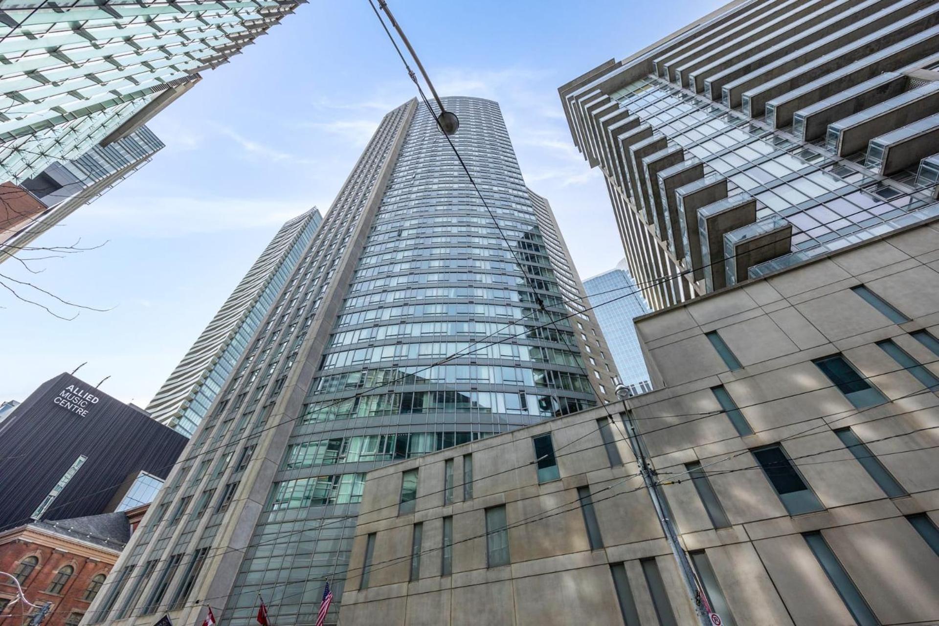 Modern 2-Bedroom Condo W Floor To Ceiling Windows Toronto Ngoại thất bức ảnh